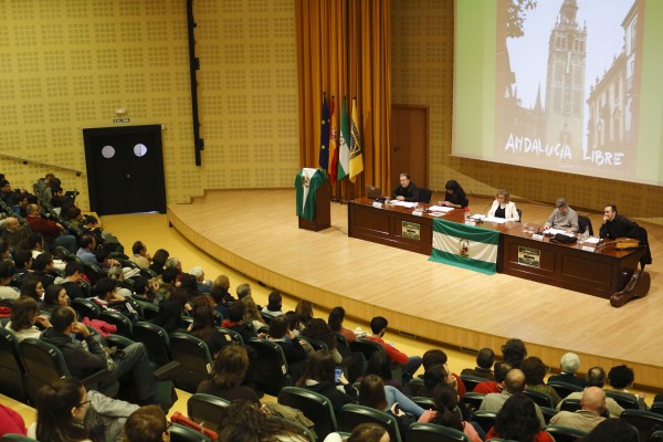 En la mesa, de izquierda a derecha: Javier Escalera, Elodia Hernández, Isidoro Moreno, Raúl Rodríguez