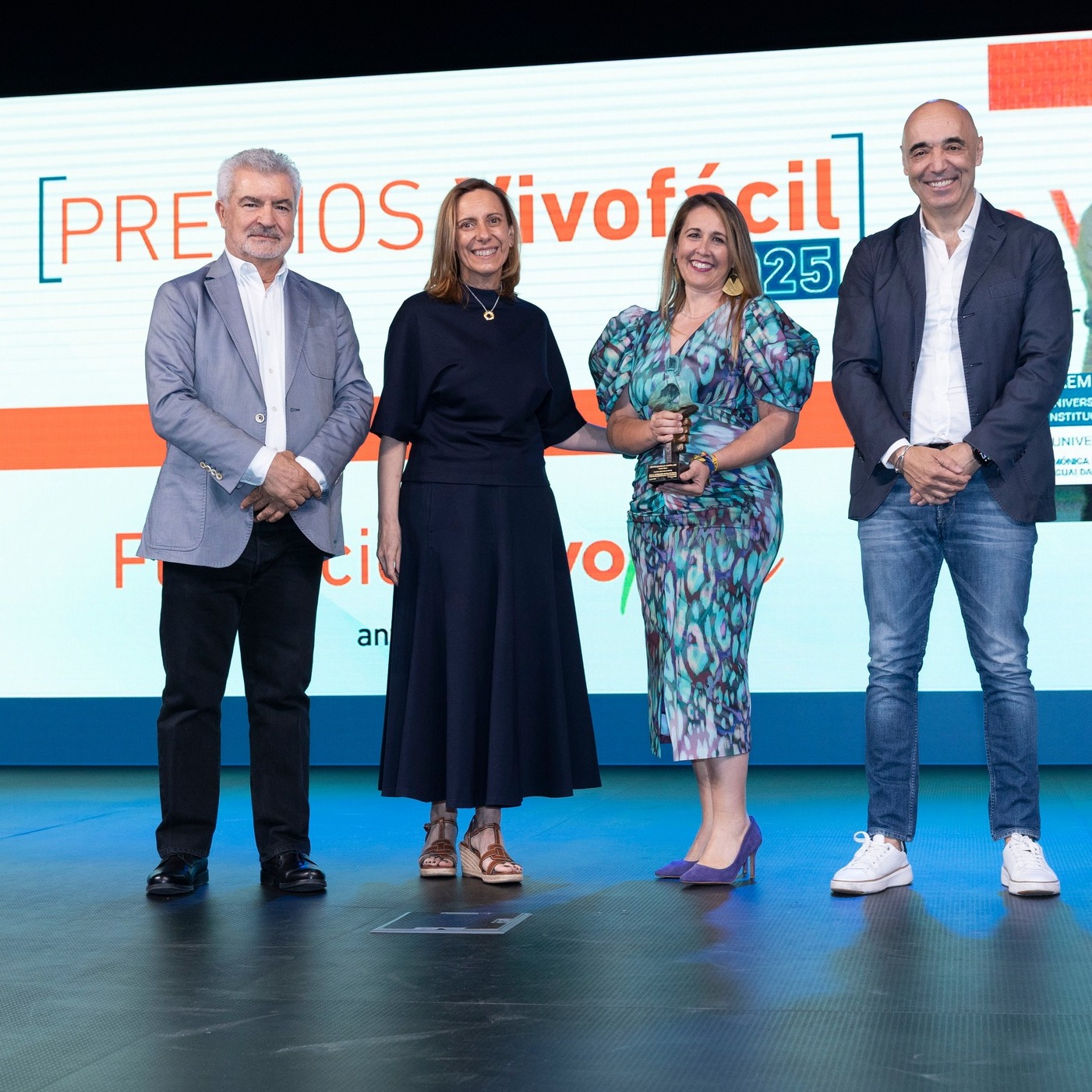 ✨ ¡Estamos de enhorabuena!
La Universidad Pablo de Olavide ha recibido el Premio Nacional 2025 a la Conciliación de la Vida Laboral, Familiar y Personal y a la Responsabilidad Social en la categoría de universidades e instituciones educativas otorgado por la @fundacionvivofacil.
Un reconocimiento que pone en valor nuestro compromiso con la igualdad real, la corresponsabilidad y el bienestar de toda nuestra comunidad universitaria 💜
Entre las iniciativas destacadas está el programa #HombresPorLaIgualdad, que impulsa la implicación activa de los hombres en la lucha contra las desigualdades y en la construcción de relaciones más igualitarias.
📣 @monicadominguezserrano , delegada del rector para la Igualdad de Género, ha recogido el galardón en nombre de quienes hacen posible que esta universidad avance hacia una sociedad más justa, inclusiva y sostenible.
Este premio es también un impulso para seguir trabajando en nuevas medidas de conciliación y continuar transformando nuestra cultura universitaria.
¡Gracias a quienes hacéis de la UPO un referente de compromiso social!
#LaOlavideEresTú #igualdad #premio #conciliación #corresponsabilidad