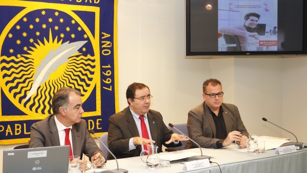 Desde la izquierda, José Antonio Cristóbal, director de Convenios de Santander Universidades España; Vicente Guzmán, rector de la Universidad Pablo de Olavide; Miguel Ángel Gual Font, Vicerrector de Postgrado, Formación Permanente y Empleo de la UPO