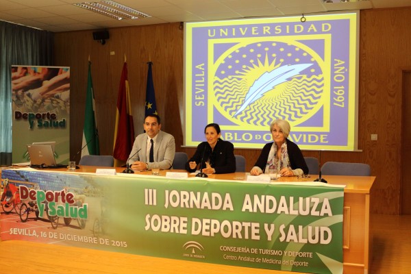 De izq. a dcha:Antonio Fernández Martínez, secretario general para el Deporte, África Calvo Lluch, decana de la Facultad del Deporte de la UPO y Leocricia Jiménez López, directora del Centro Andaluz de Medicina del Deporte.
