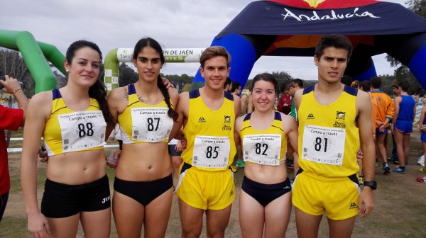 Imagen del equipo femenino y masculino de la UPO. La segunda empezando por la derecha, la estudiante de la UPO María del Mar Casillas.