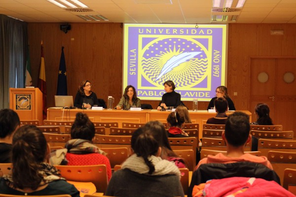 De izquierda a derecha, Verónica Pacheco Costa, directora general de Idiomas y Estudiantes Extranjeros de la UPO; Rosa María Díaz Jiménez, decana Facultad Ciencias Sociales; Beatriz Macías Gómez-Estern; vicedecana Relaciones Internacionales, Movilidad y Empleabilidad de la Facultad Ciencias Sociales, y Pilar Rubio, delegada de Estudiantes de esta facultad.