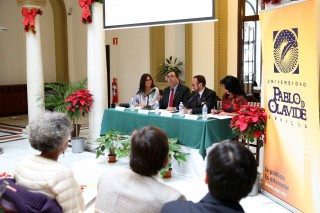 De izquierda a derecha, la cónsul general de Colombia en Sevilla, Lucía Madriñán Saa; el rector Vicente Guzmán, el presidente de la Asociación del Cuerpo Consular de Sevilla, José Carlos Ruiz-Berdejo y Sigurtà y la vicerrectora de Internacionalización y Comunicación de la UPO, Pilar Rodríguez Reina.