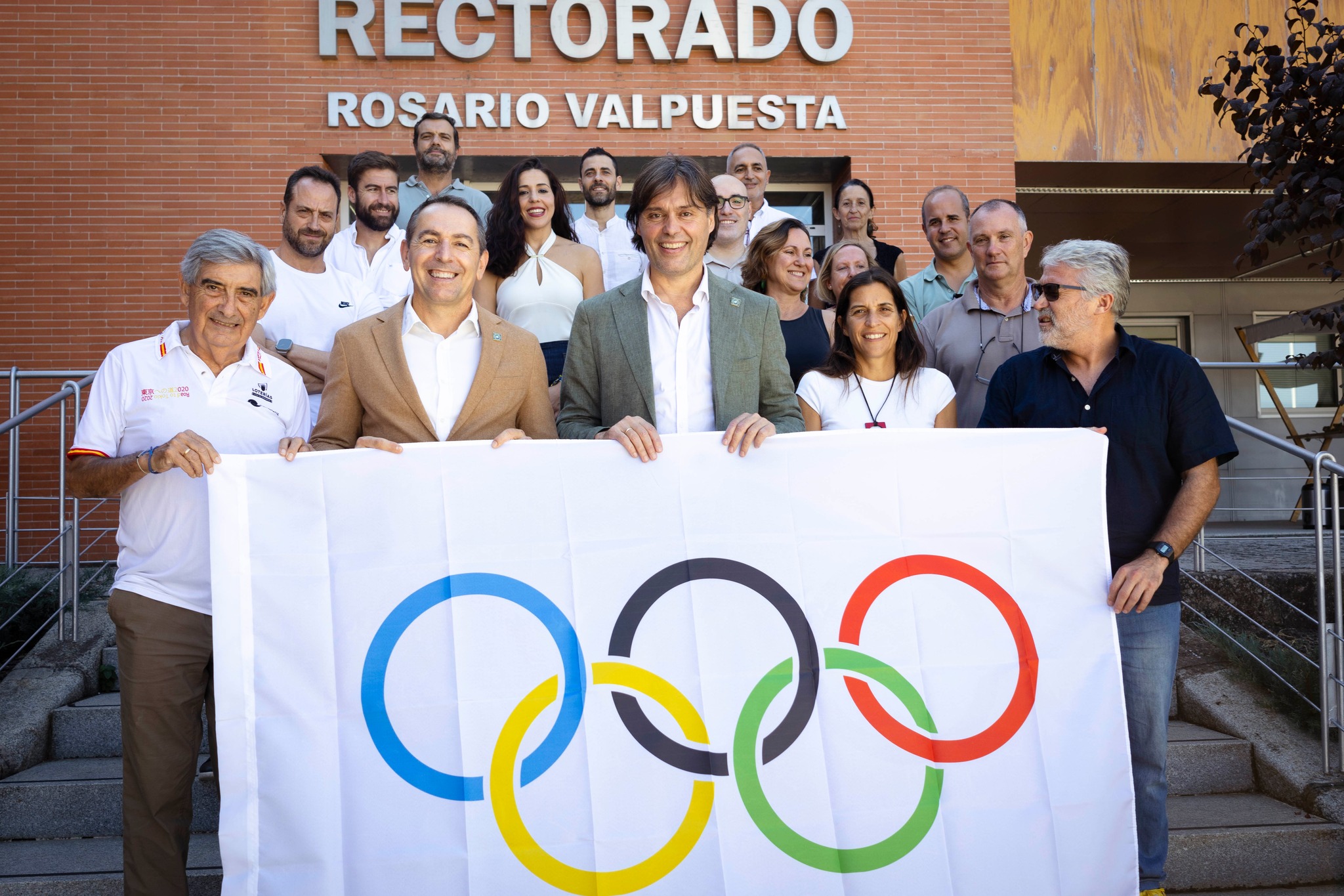 🥇 El Centro de Estudios e Investigación Olímpicos de la Universidad Pablo de Olavide (CEIO-Olavide) ha celebrado hoy en el Rectorado su primera reunión de trabajo, con la participación de 23 docentes de cinco áreas de conocimiento.Este centro, presidido por el rector Francisco Oliva y el vicerrector de Campus Saludable y Deporte Antonio Fernández, nos convierte en una de las 14 universidades españolas que forman parte de una red internacional con solo 82 centros en todo el mundo.🔎 Desde aquí impulsaremos investigación y actividades sobre los valores del olimpismo. Entre las primeras iniciativas destacan el Seminario Internacional José María Cagigal, que abordará la participación femenina en los Juegos Olímpicos, y la exposición “José María Cagigal y Olimpismo: Pensamiento y Obra”.💡 El CEIO-Olavide es un espacio abierto a toda nuestra comunidad universitaria para difundir y vivir los ideales olímpicos.#UPO #Olimpismo #Deporte #Investigación