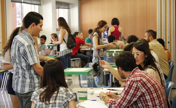 estudiantes en las Elecciones Rectorales de la UPO celebradas en 2012