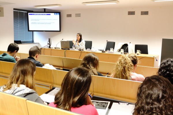 Lourdes Moya, técnica de Orientación Profesional de la Fundación Universidad Pablo de Olavid, ha impartido un taller sobre competencias y curriculum vitae.