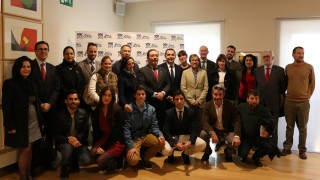 Miembros de la mesa de presentación junto a representantes de empresas patrocinadoras y colaboradoras de la Carrera Popular de la UPO.