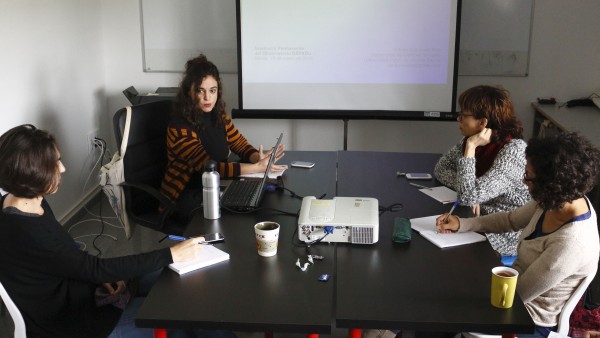 Victoria Coronado, segunda por la izquierda, durante el seminario