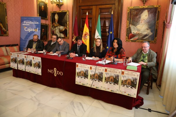 En la imagen, la segunda empezando por la derecha, Pilar Rodríguez Reina, vicerrectora de Internacionalización y Comunicación de la UPO.