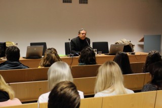 El director general de Relaciones Internacionales, José María Morán Carrillo, ha dado la bienvenida a los nuevos estudiantes.