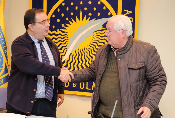 En la imagen, de izquierda a derecha, el rector de la UPO, Vicente Guzmán, junto al presidente del Castilleja C.F., Francisco Gómez Cidoncha.
