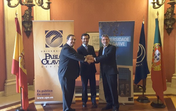 En la imagen, de izquierda a derecha, el rector de la Universidad Pablo de Olavide, Vicente Guzmán; el cónsul general de Portugal, Jorge Manuel de Cunha Monteiro, y el rector de la Universidade do Algarve , Antonio Branco.