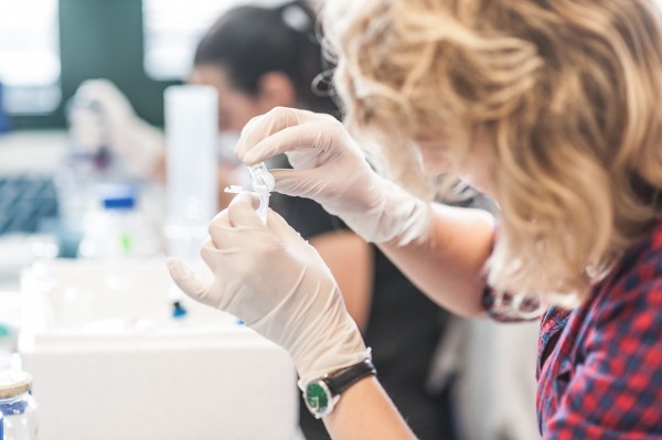 Investigadora en un experimento en laboratorio de la UPO