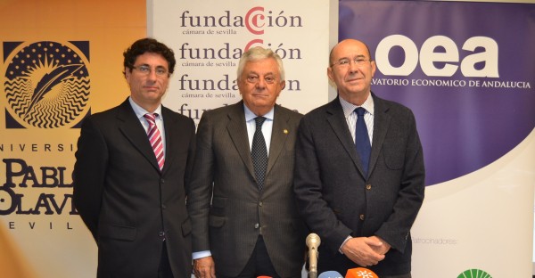 En la imagen de izquierda a derecha, Manuel Alejandro Hidalgo Pérez, profesor de Economía, Métodos Cuantitativos e Historia Económica de la UPO, Francisco Herrero, presidente de la Fundación Cámara y Francisco Ferraro, presidente del Observatorio Económico de Andalucía.