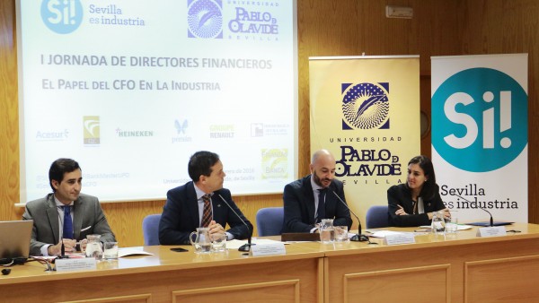 De izquierda a derecha, el profesor Enrique Jiménez, director del Máster Universitario en Finanzas y Banca de la UPO; José Manuel Feria Domínguez, delegado del rector en Estrategia, Prospectiva y Emprendimiento; Álvaro Guillén, consejero y director de Relaciones Institucionales de Acesur, y Mª Ángeles Cordero, directora de Comunicación de Renault en Sevilla.