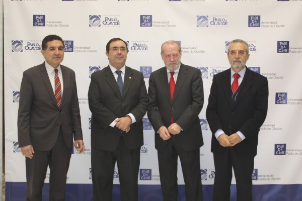 Vicente Guzmán y el presidente de la Diputación de Sevilla, Fernando Rodríguez, han presentado hoy la Feria Universitaria 360º, en la foto con Gaspar Llanes, a la izquierda de la imagen, y Juan Manuel Flores