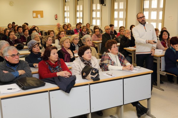 El profesor José Manuel Menudo Pachón junto a los estudiantes del Aula Abierta de Mayores en uno de los seminarios celebrados esta mañana.