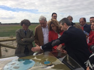 La presidenta de la Junta ha visitado este enclave tras su recuperación ambiental en la que ha participado la UPO, cuyo rector en funciones ha asistido a la visita.