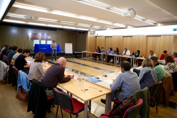 Imagen del seminario “La innovación social y políticas para la inclusión en la ciudad”, con Ricard Gomá al fondo.
