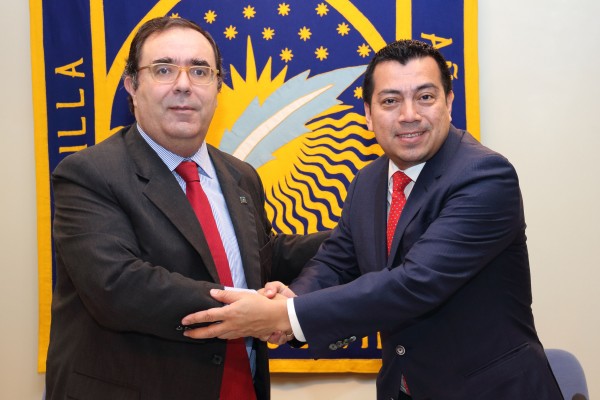El rector de la Universidad Pablo de Olavide y el director del Centro Interamericano de Estudios de Seguridad Social (izq)