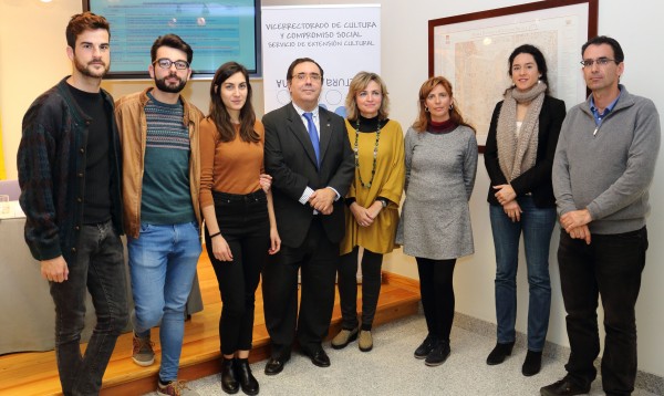 El rector Vicente Guzmán y Elodia Hernández, Vicerrectora de Cultura y Compromiso Social, en la presentación del programa Cultura Mínima junto a artistas participantes