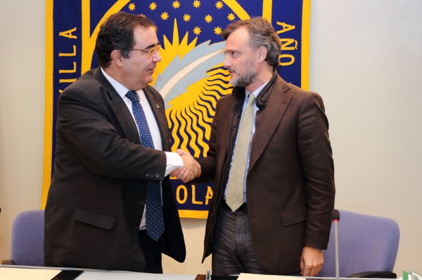 El consejero de Medio Ambiente y Ordenación del Territorio, José Fiscal, y el rector de la Universidad Pablo de Olavide, Vicente Guzmán, han suscrito el convenio de colaboración