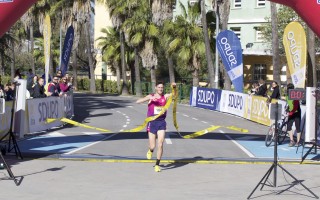 El ganador de la carrera, Gonzalo García Garrido, alumno de la UPO.