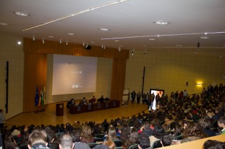 El vicerrector de Planificación Docente de la UPO, Eugenio M. Fedriani Martel, junto con la delegada provincial de Sevilla de la Sociedad Andaluza de Educación Matemáticas THALES y profesora de la UPO, Ana Martín Caraballo; el coordinador de la Fase Regional de la Olimpiada Matemáticas THALES, Ricardo Ríos de Collantes, y la coordinadora de la Fase Provincial de la Olimpiada Matemáticas THALES y profesora de la UPO, Inmaculada Romano Paguillo, recibieron a los estudiantes.