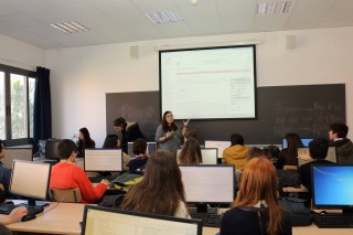 Los estudiantes que participan en el proyecto en un momento de la presentación.