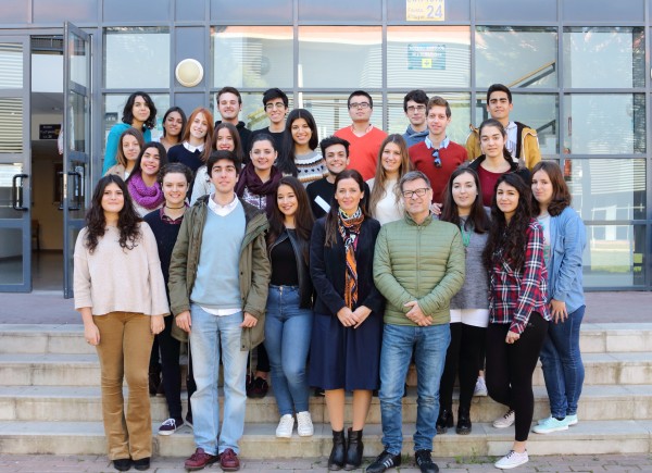 La profesora Elisa Alonso, en el centro de la imagen, junto a algunos de los estudiantes que participan en este proyecto.