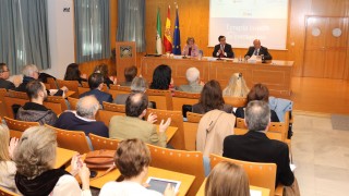 De izquierda a derecha, Nuria Basi, el rector Vicente Guzmán Fluja y José Moya Sanabria.