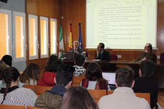 De izquierda a derecha, Tullio Scovazzi junto a los profesores de los UPO Antonio Lazari y Luis Pérez-Prat.