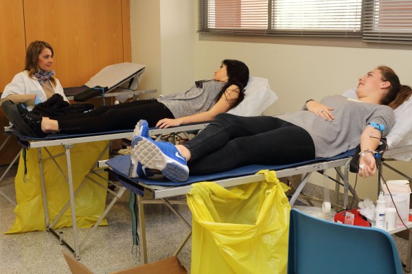 Estudiantes donando sangre esta mañana en la UPO.
