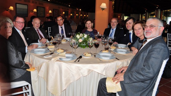 El homenaje congregó a más de cien personas entre colegas, familiares y amigos del catedrático