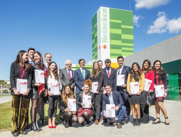 Los galardonados posan con el presidente de Heineken España, Richard Weissend, el consejero de Empleo, Empresa y Comercio, José Sánchez Maldonado y el director de Relaciones Corporativas de Heineken España, Jorge Paradela.