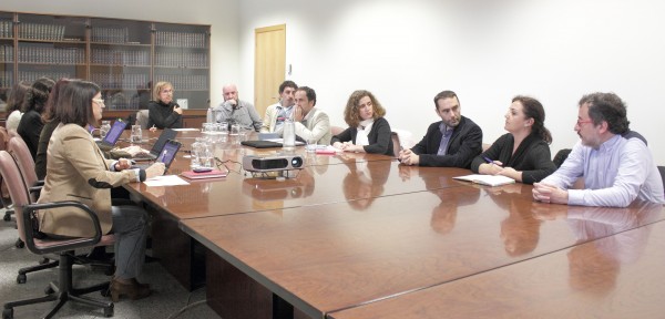 El personal de la universidad durante la reunión con los auditores en la UPO