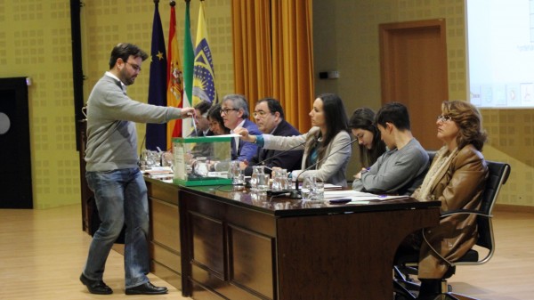 un profesor vota en el Claustro celebrado en el Paraninfo