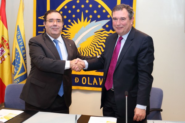 El rector Vicente C. Guzmán y el director territorial de Andalucía occidental de Cajasur Banco, Artemio del Corral