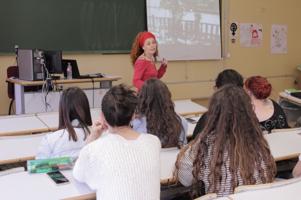 Eva Carballar durante la conferencia impartida en la UPO