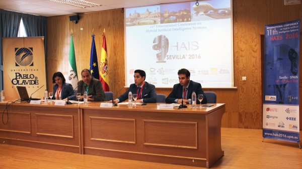 Inauguración de HAIS 2016, desde la izquierda: Alicia Troncoso, organizadora del Congreso y vicerrectora TIC; Bruno Martínez Haya, vicerrector de Investigación; Emilio Corchado, director del Congreso; y Francisco Martínez, organizador