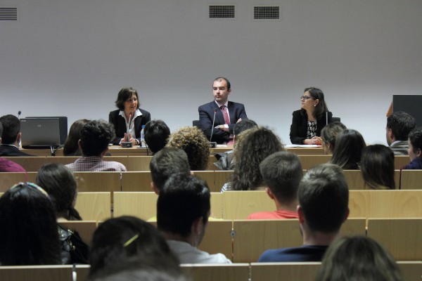 De izda a dcha: Rosario Jiménez, directora de la OTRI, Jesús Cambra, decano de la Facultad de Ciencias Empresariales, y Raquel Flórez, investigadora principal del grupo de investigación de Relaciones entre Empresas.
