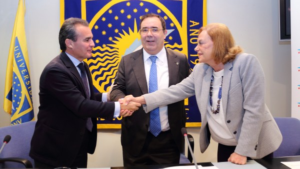 De izquierda a derecha, Rafael Herrador, Vicente Guzmán y Amparo Rubiales.