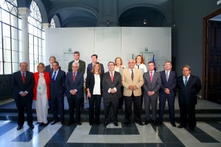 La presidenta de la Junta de Andalucía ha presidido la toma de posesión a la que han asistido autoridades institucionales y académicas