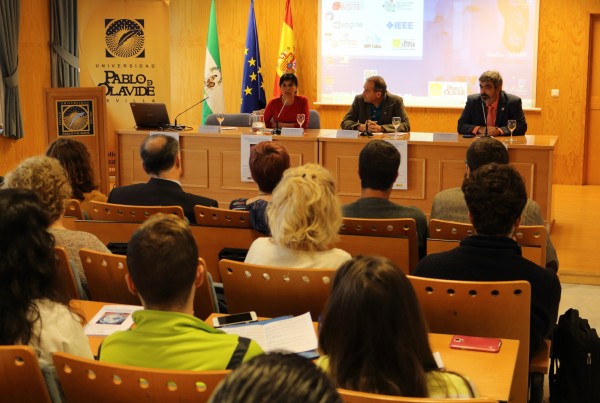 El vicerrector de Investigación y Transferencia de Tecnología de la UPO, Bruno Martínez Haya (en el centro) ha inaugurado el congreso.