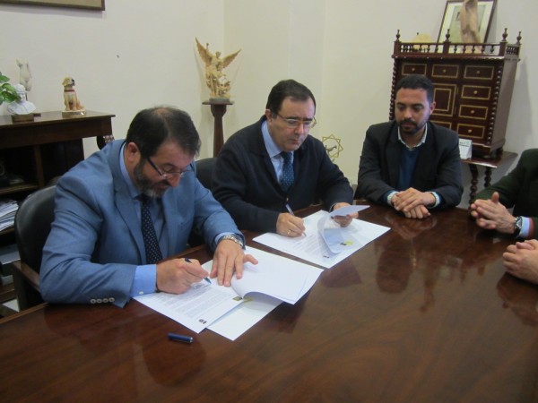 El rector Vicente Guzmán, y el alcalde del Ayuntamiento de Carmona, Juan Ávila