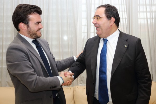De izquierda a derecha, Manuel Barrera y el rector Vicente Guzmán.