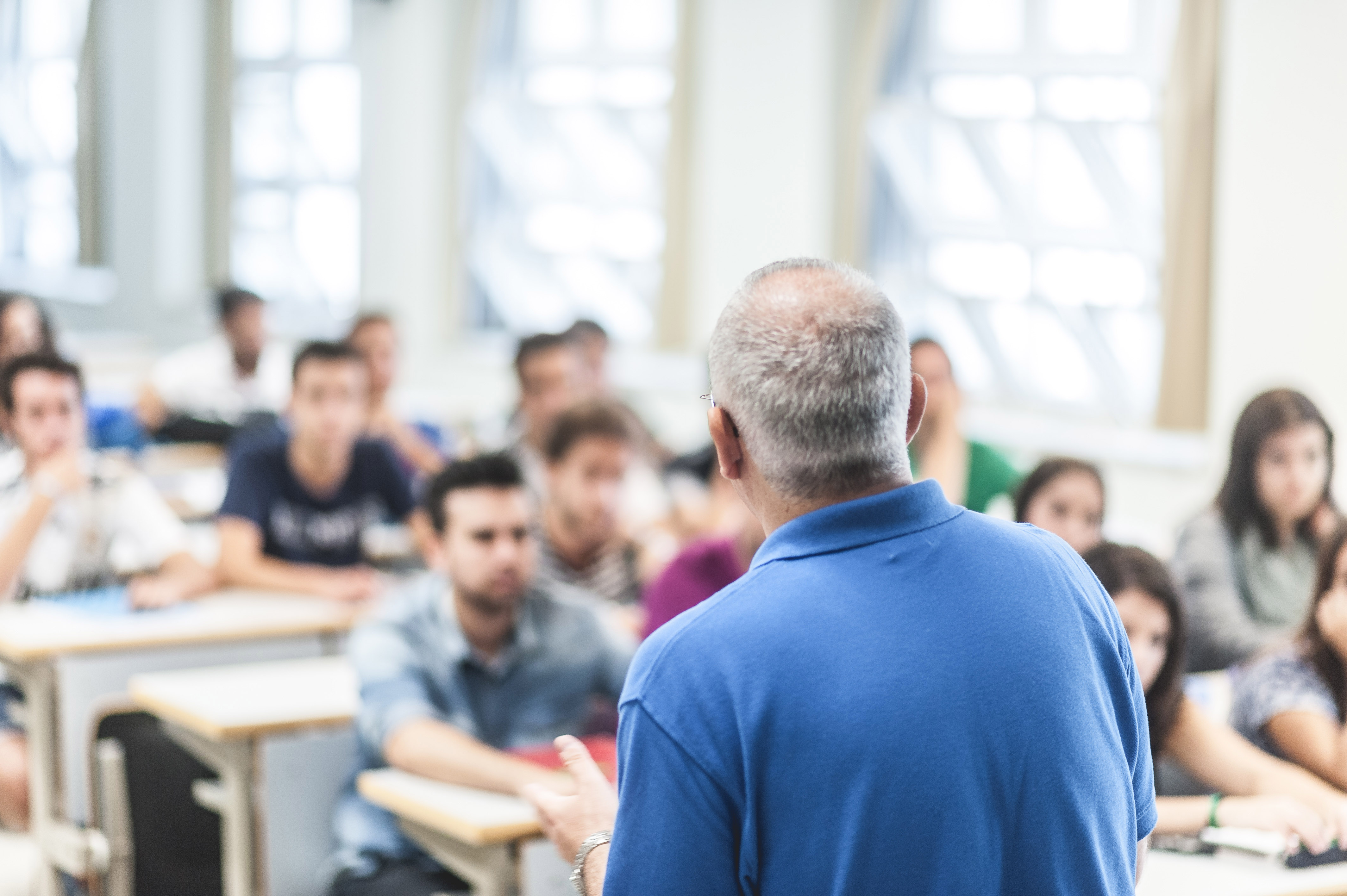 un profesor se dirige a sus alumnos en un aula de la UPO