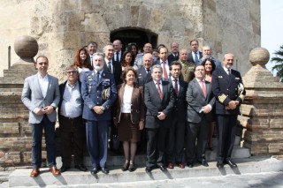 El acto ha congregado a importantes personalidades de la vida política, sindical, civil, religiosa y militar de Sevilla, así como algunas autoridades portuguesas.