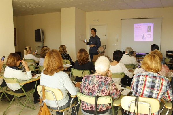 En la fotografía, estudiantes del Aula de Mayores de Tomares en uno de los talleres.