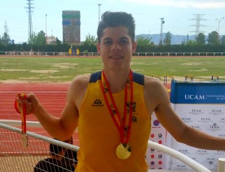 el estudiante Alberto Guerrero Gascón, con su medalla de oro de los CEU